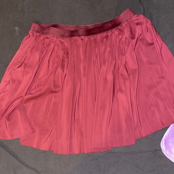 Flowey burgundy skirt - Picture 2 of 2